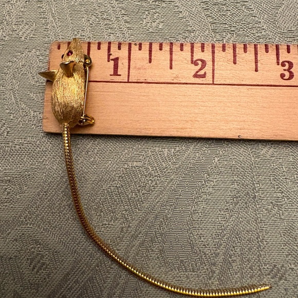 Vintage 70s Children’s Gold Mouse Pin w/ Red Eyes and Long Tail Costume Jewelry - Picture 4 of 12